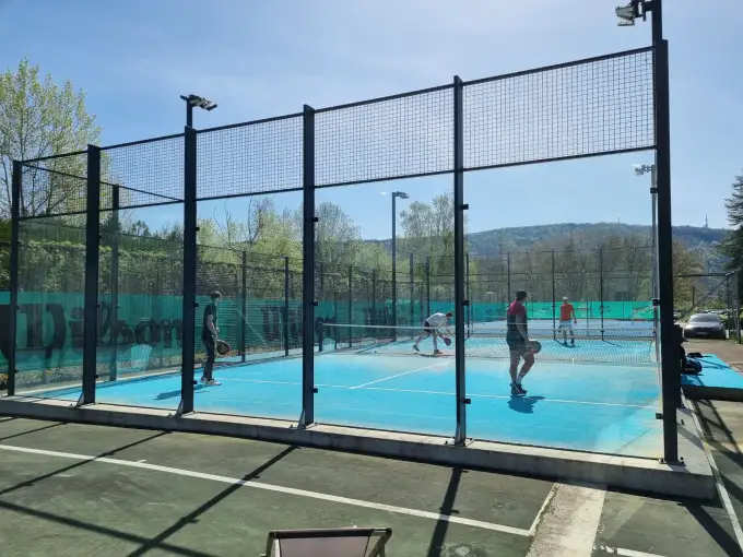 /blog/ou-jouer-au-padel-a-besancon/2.webp