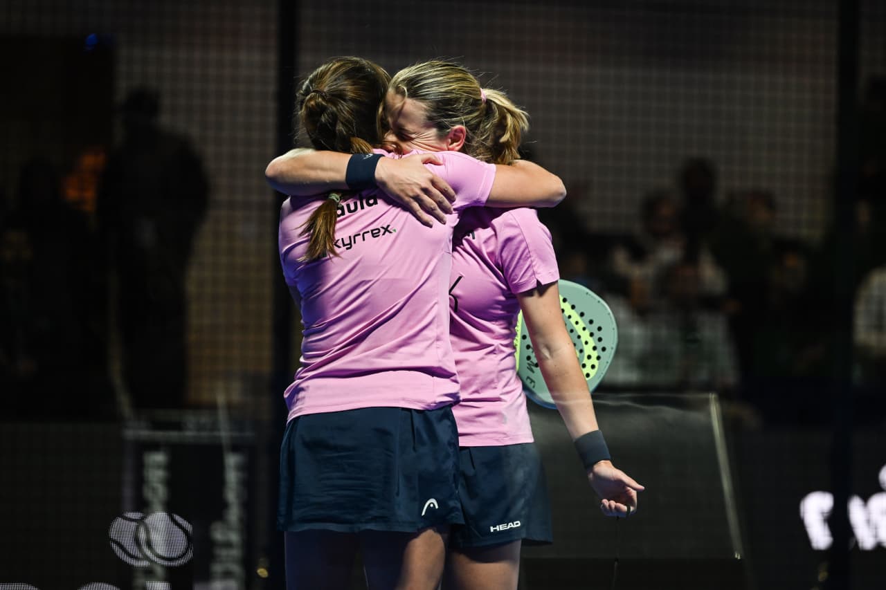 Ariana Sanchez et Paula Josemaria se serrent dans les bras victoire Riyadh 2024