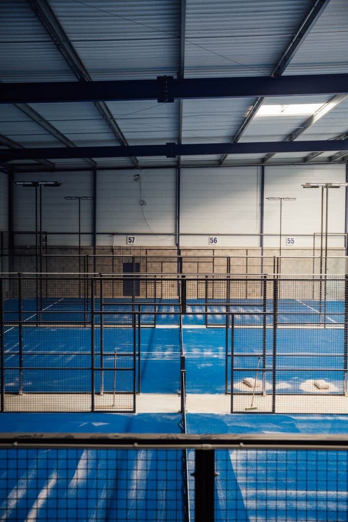 /blog/meilleurs-terrains-de-padel-a-lyon-en-2025-guide-par-quartier/PadelShot-683x1024.jpg
