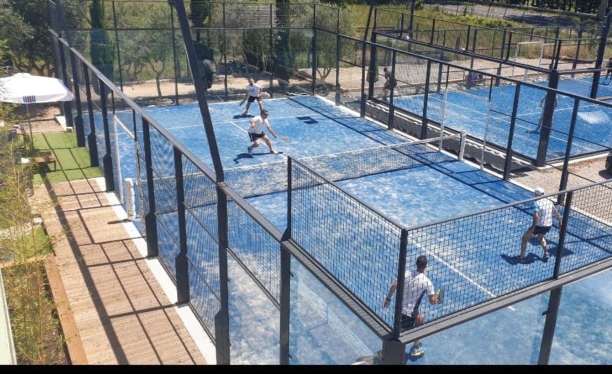 Terrain de padel et joueur jouant au padel à Le Temple du Sport Lunel à Montpellier