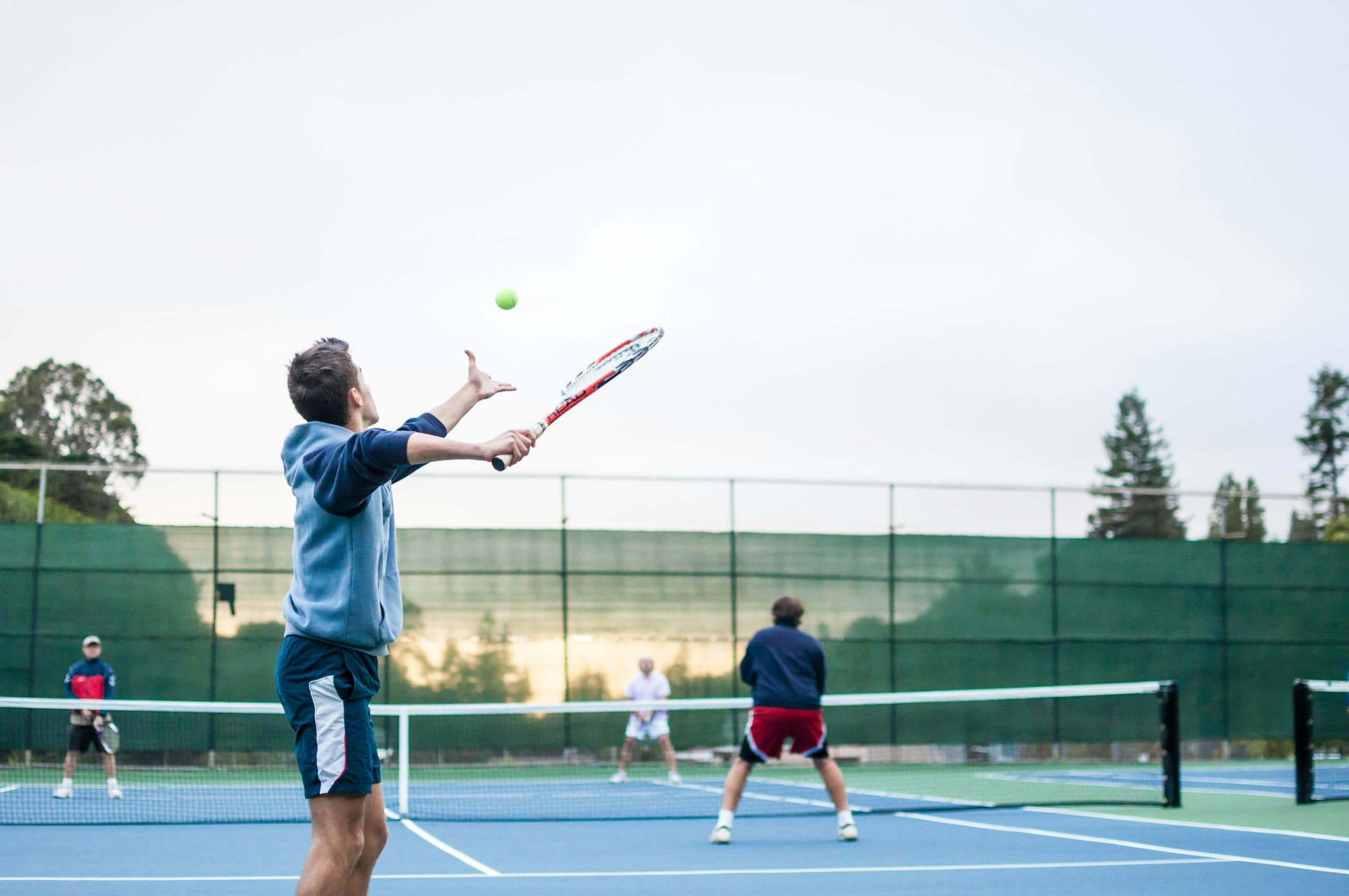 Joueur jouant au padel