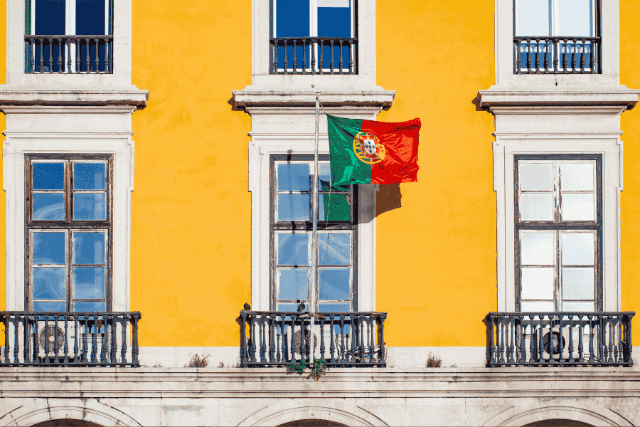 Drapeau du portugal sur une façade d'immeuble typique portugaise