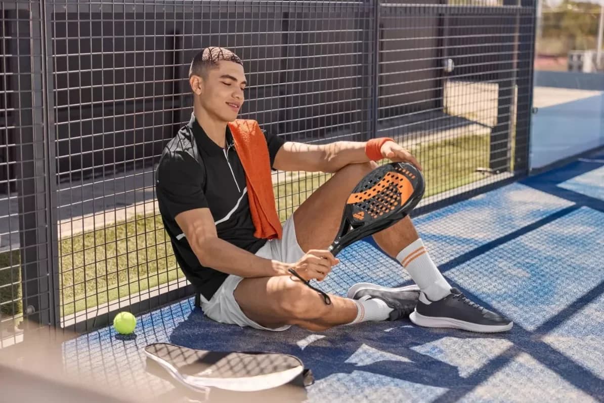 Joueur avec une raquette de padel Crivit lidl