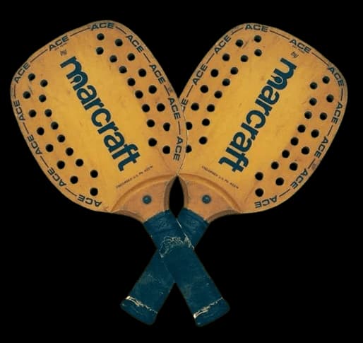 Jeu de raquettes de padel anciennes en bois
