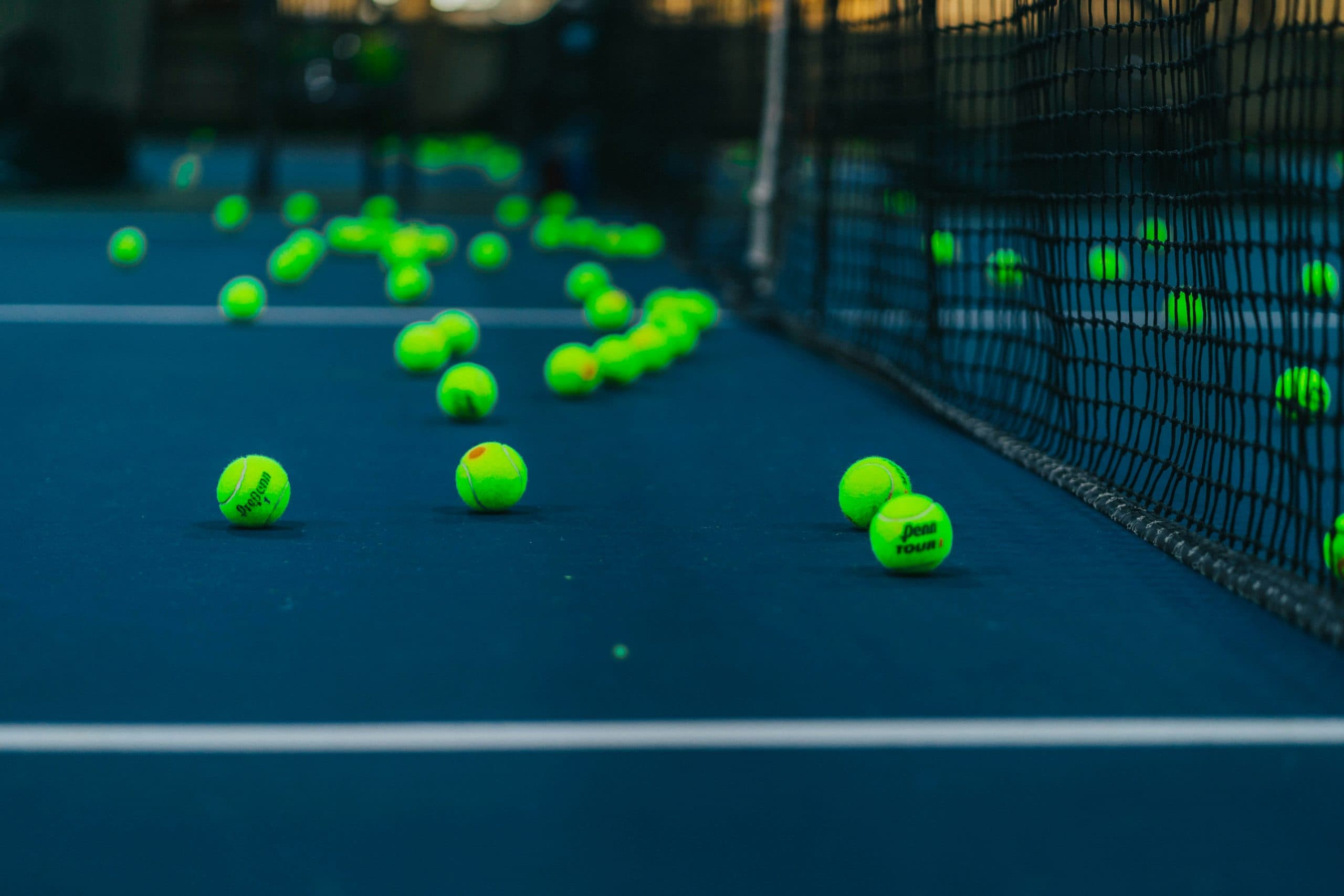 Balles de padel sur un terrain de padel
