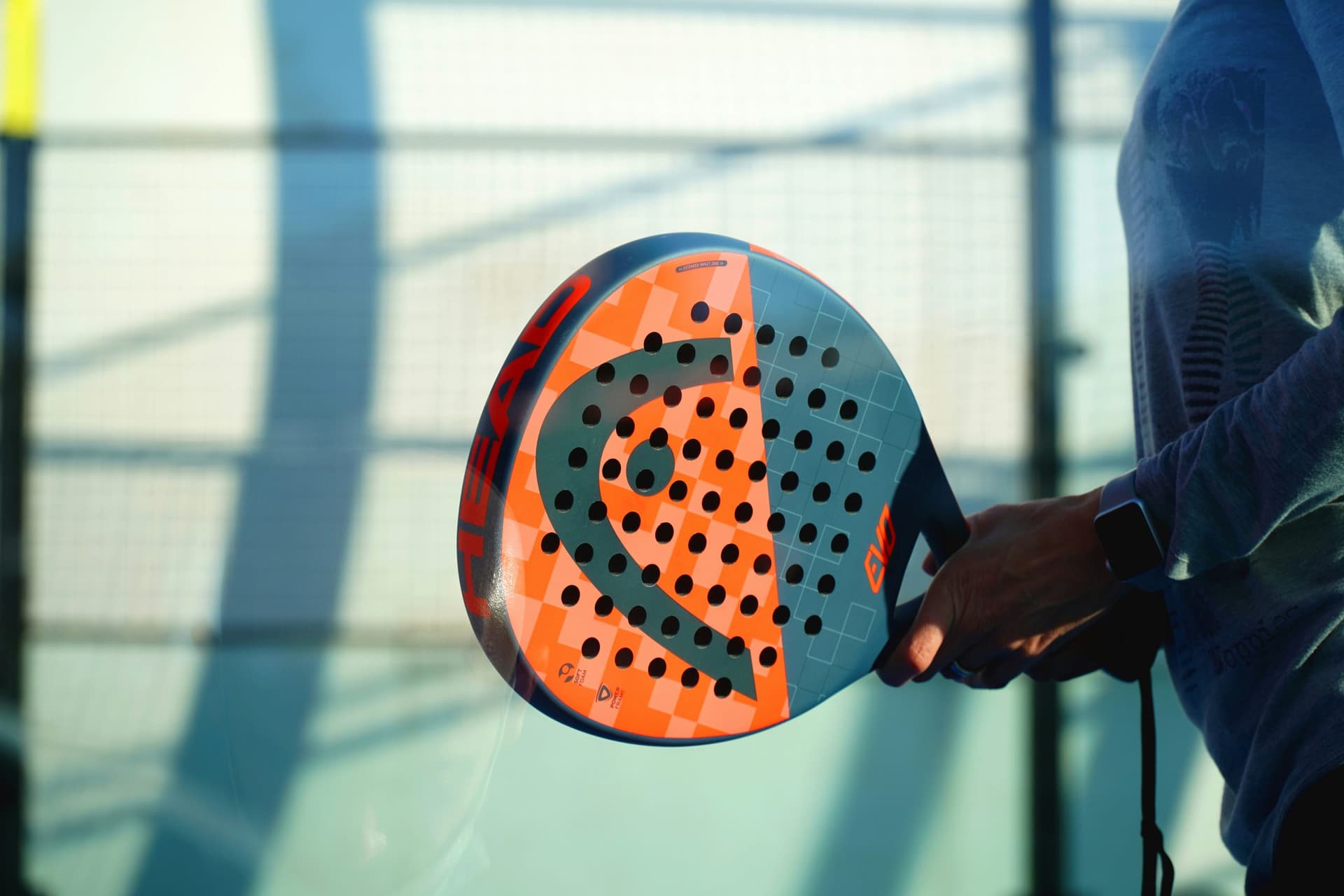 Homme tenant une raquette de padel
