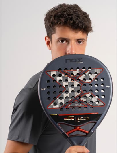 /pages/guides-et-conseils-padel-raquettes-padel-pros/at10-genius-18k-alum-agustin-tapia-nox-2025-jugador-mobile.webp